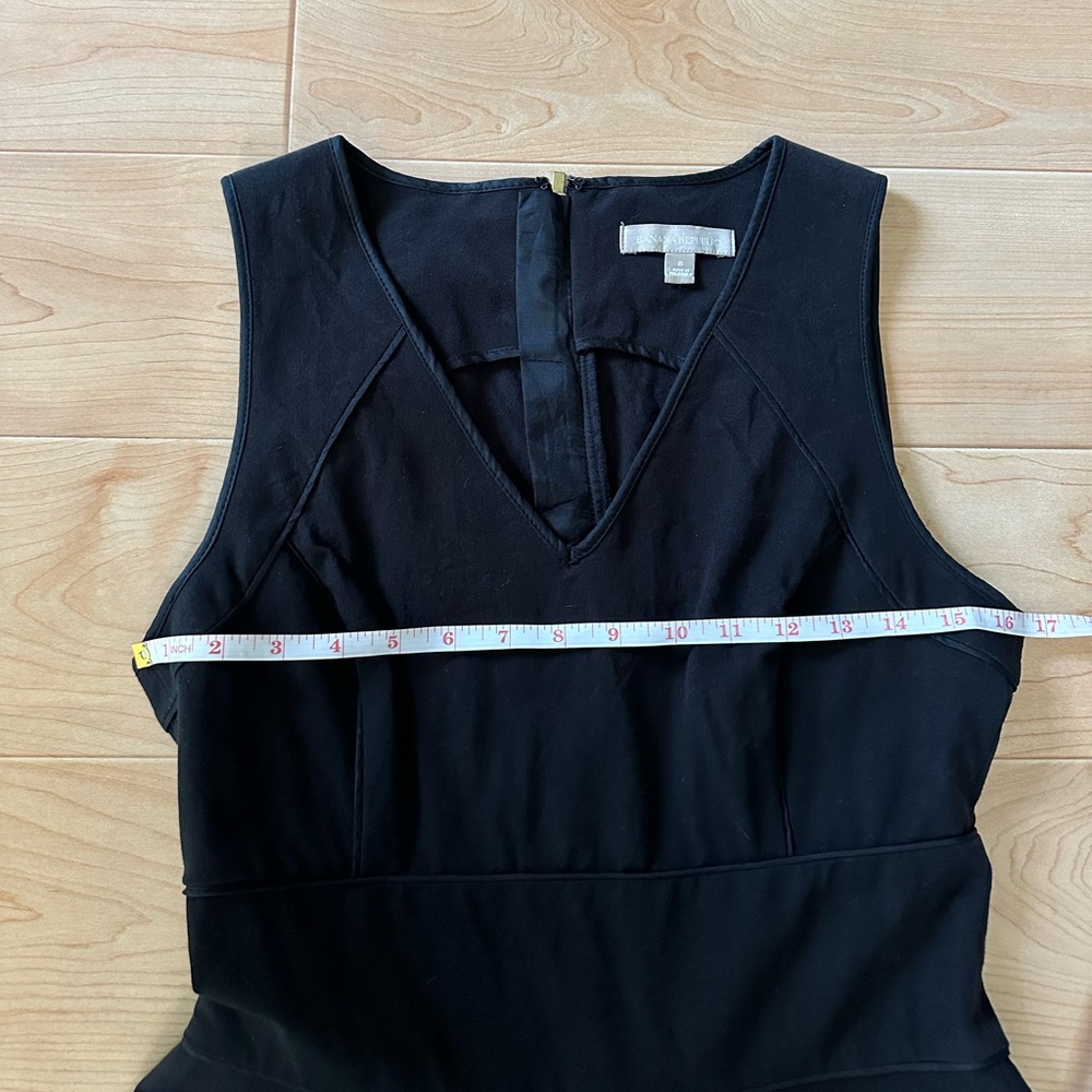 🌻 2/$10 Banana Republic black v neck sleeveless dress size 8 gold back zipper - Picture 6 of 10
